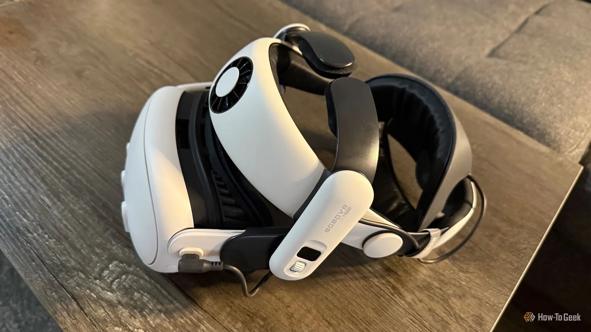 Meta Quest 3 với dây đeo Halo Strap BOBOVR S3 Pro trên bàn