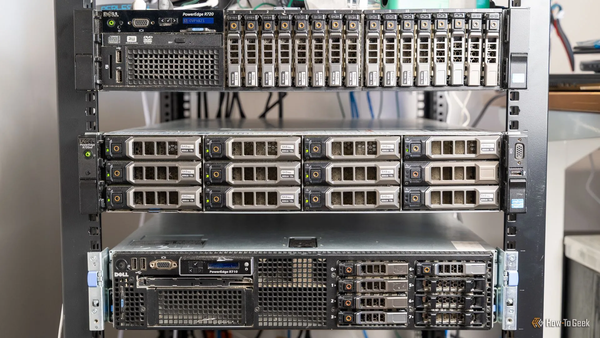 Một cụm máy chủ lưu trữ cấp doanh nghiệp được gắn trên rack, thể hiện quy mô của hệ thống lưu trữ homelab