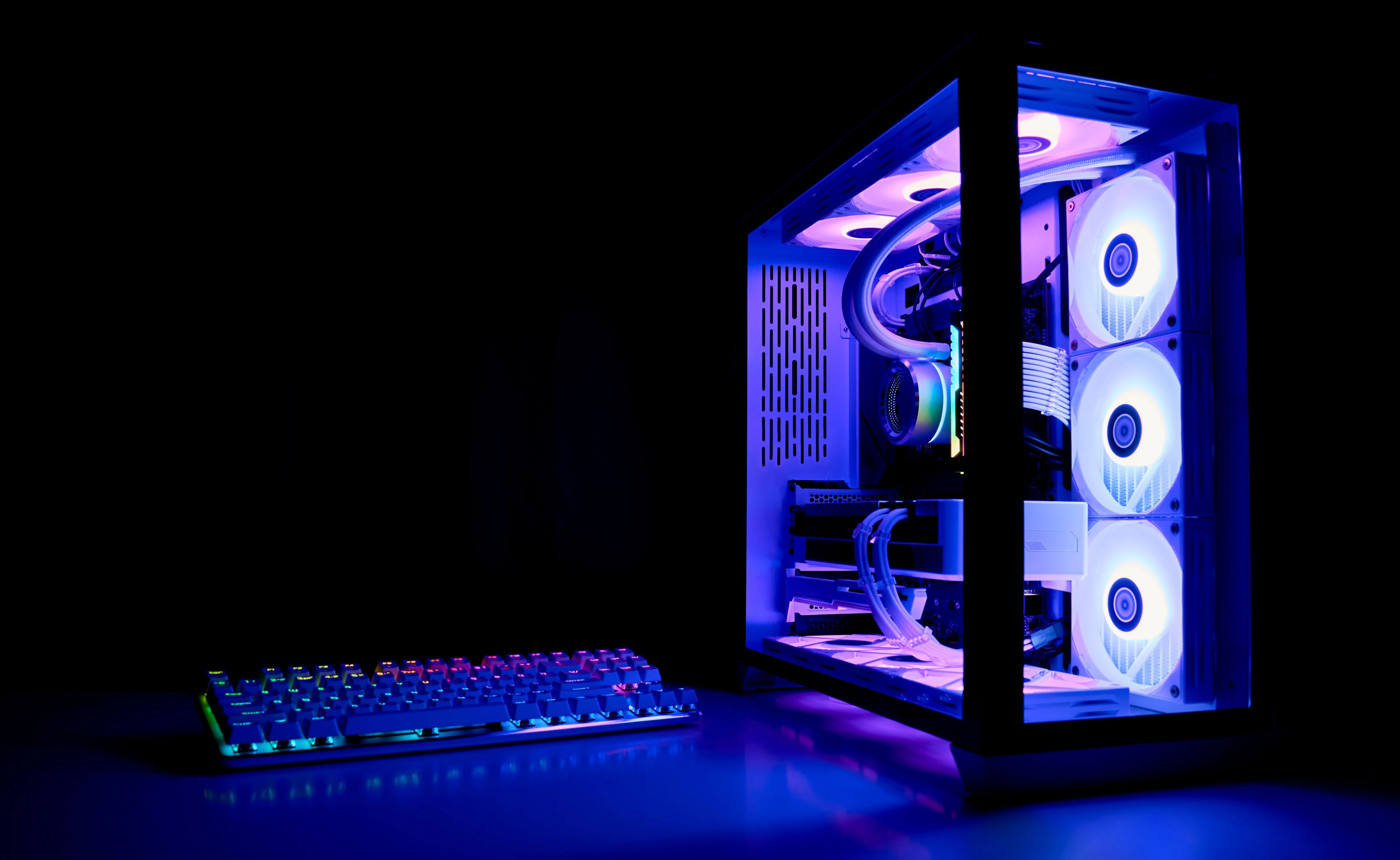 Một hệ thống PC gaming tản nhiệt nước với đèn LED RGB, thể hiện sự phức tạp và nhu cầu về chế độ bảo hành toàn diện.