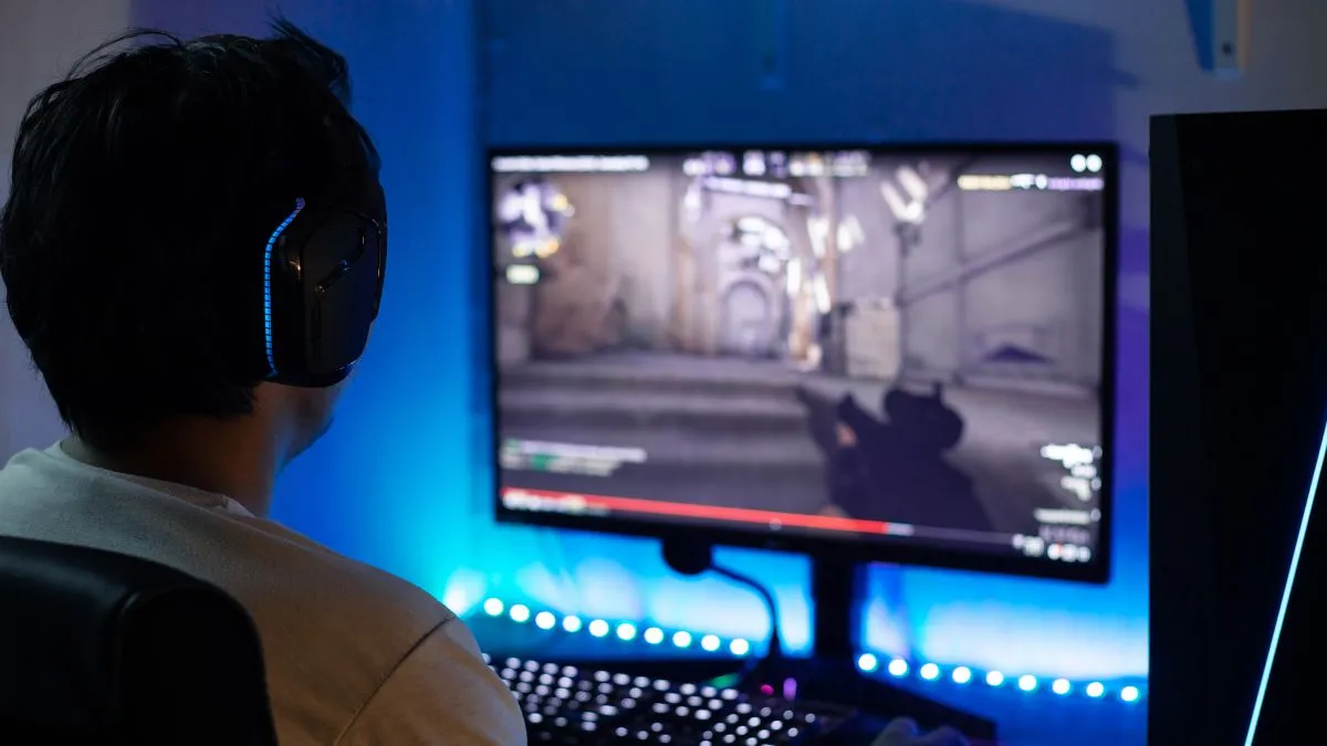 Một người đang chơi game bắn súng góc nhìn thứ nhất (FPS) trên máy tính, đặt ra câu hỏi về tác động của AI đến kỹ năng game thủ online
