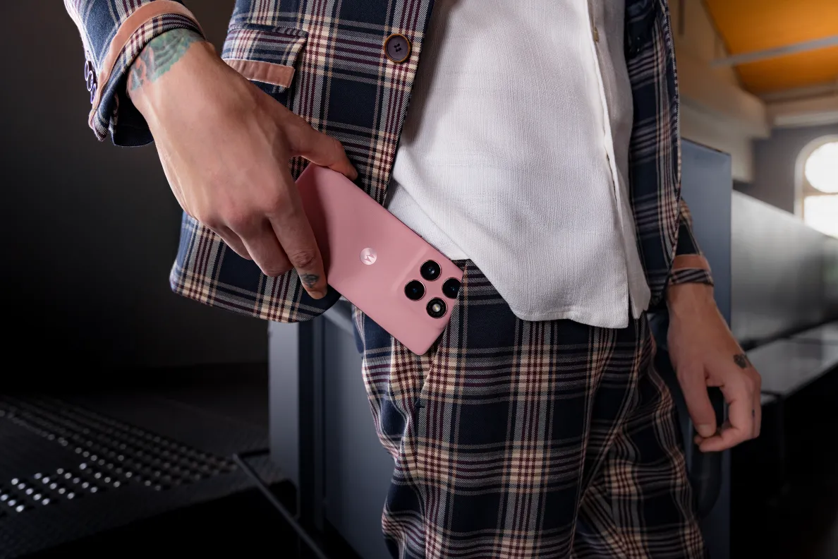 Motorola Moto G Stylus 2025 màu xanh, hiển thị màn hình pOLED 120Hz và thiết kế tổng thể