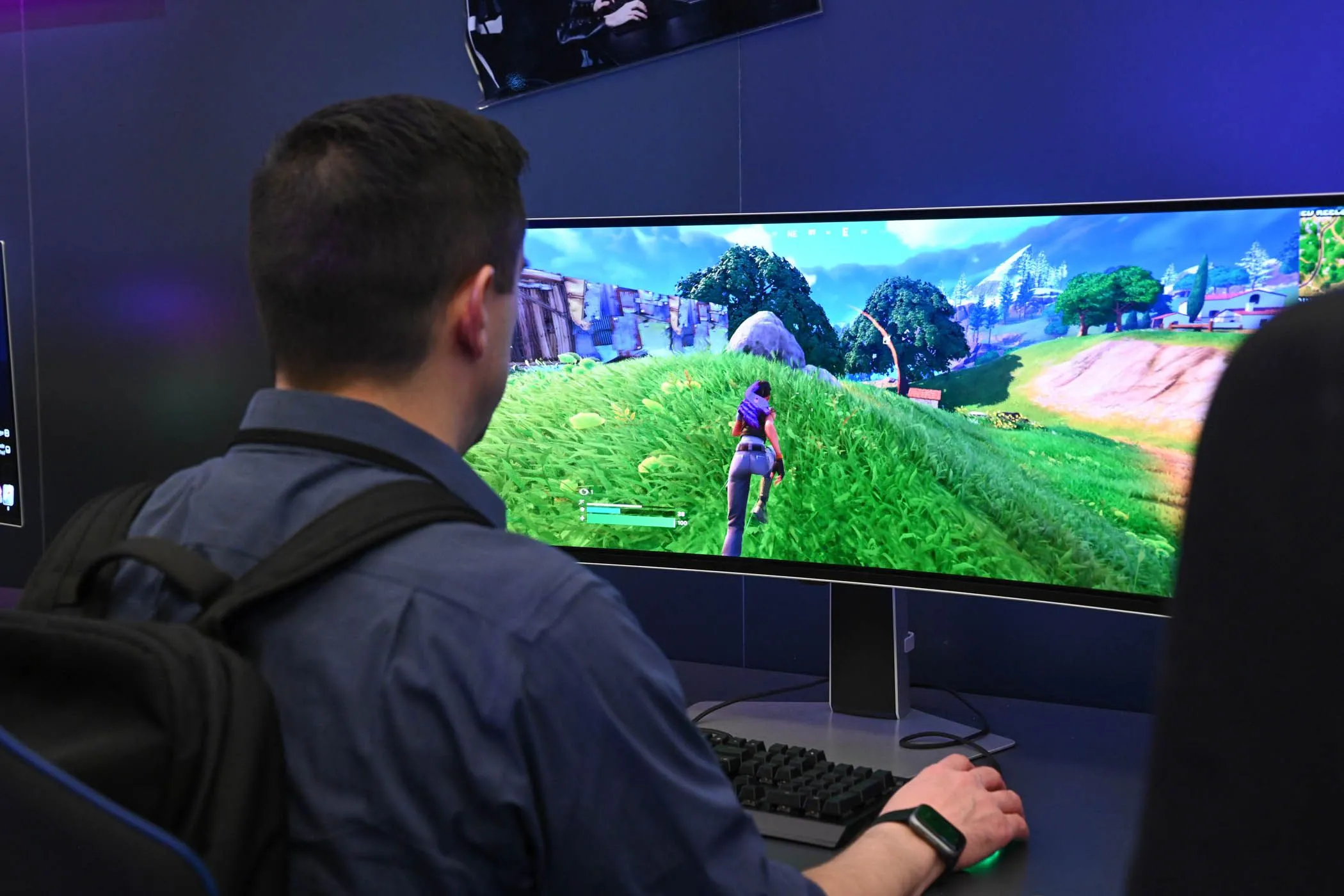 Người chơi tận hưởng trải nghiệm Fortnite trên màn hình cong Samsung Odyssey OLED G9 tại CES 2024, thể hiện sự linh hoạt của PC gaming.