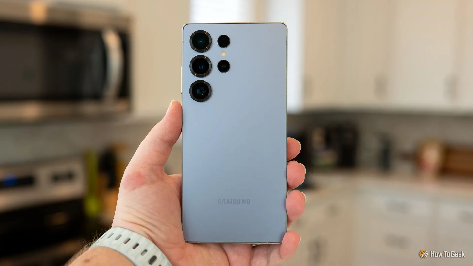 Người dùng cầm trên tay mặt lưng của Samsung Galaxy S25 Ultra với cụm camera