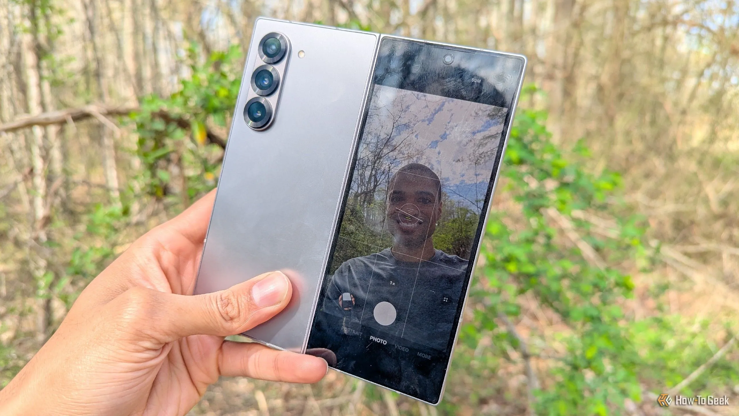 Người dùng chụp ảnh selfie bằng camera sau của Galaxy Z Fold 6, thể hiện sự tiện lợi trong sử dụng hàng ngày và độ bền thiết bị.