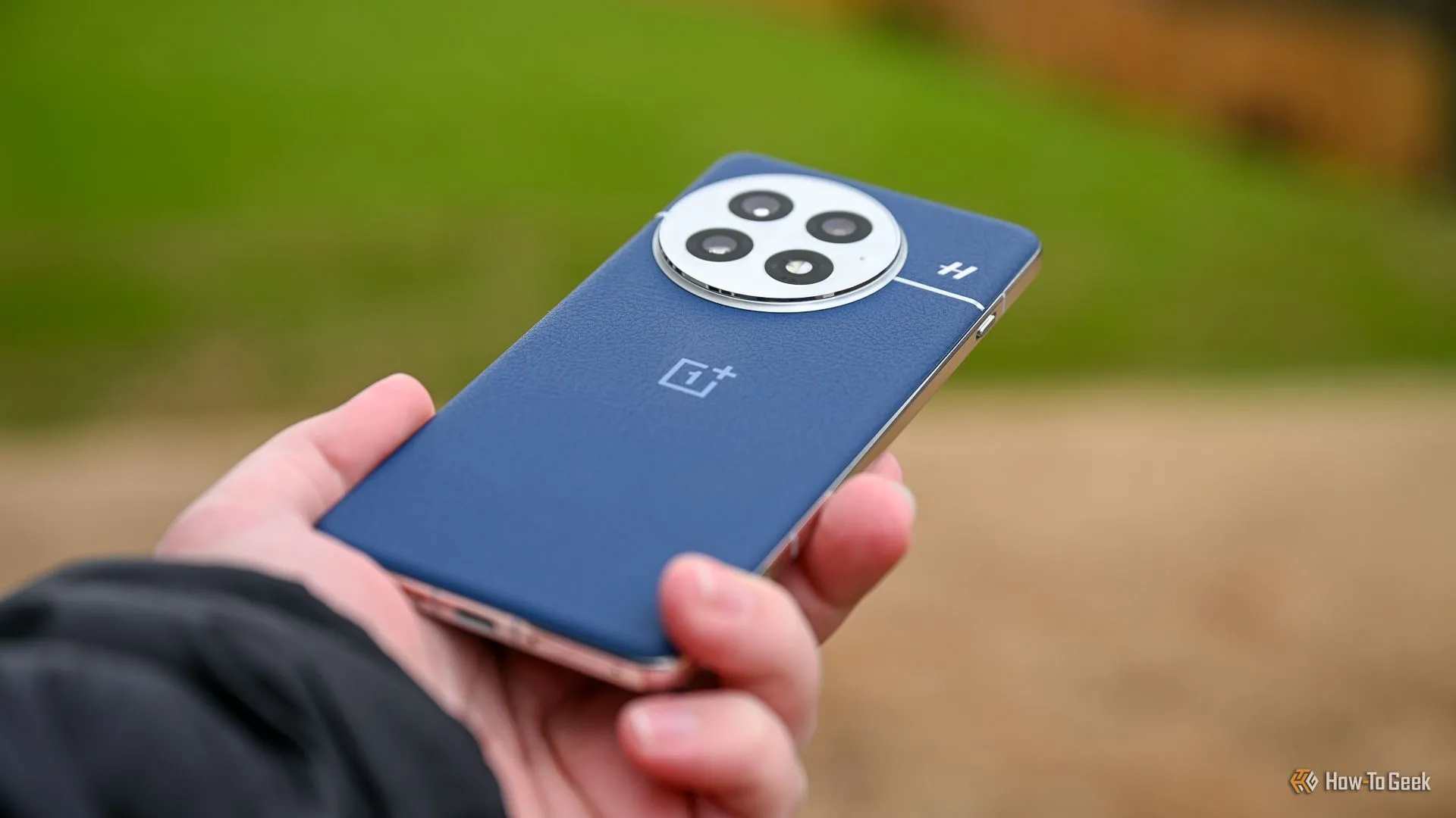 Người dùng đang cầm và trải nghiệm điện thoại OnePlus 13