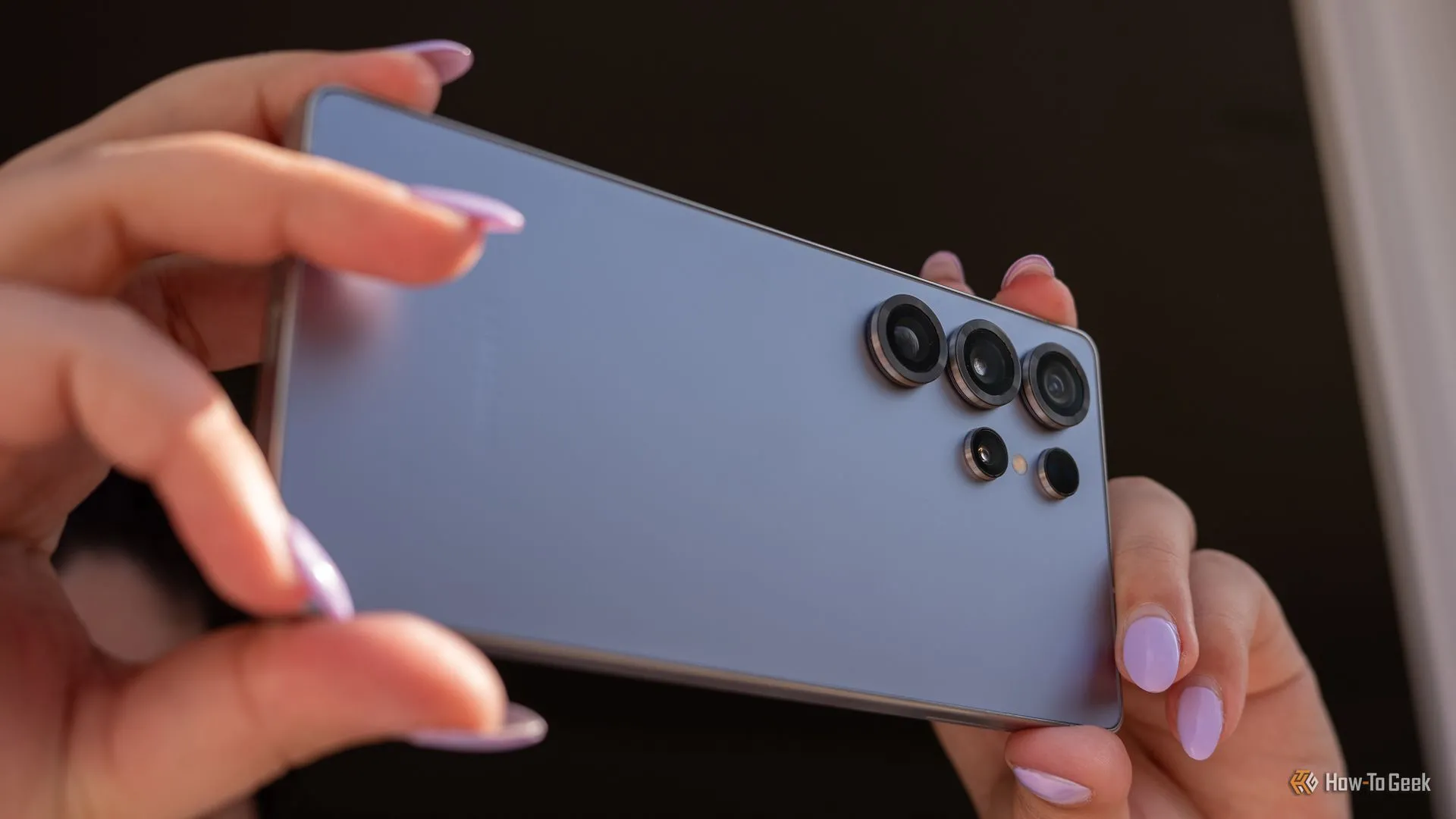 Người dùng đang chụp ảnh bằng cụm camera sau của Samsung Galaxy S25 Ultra