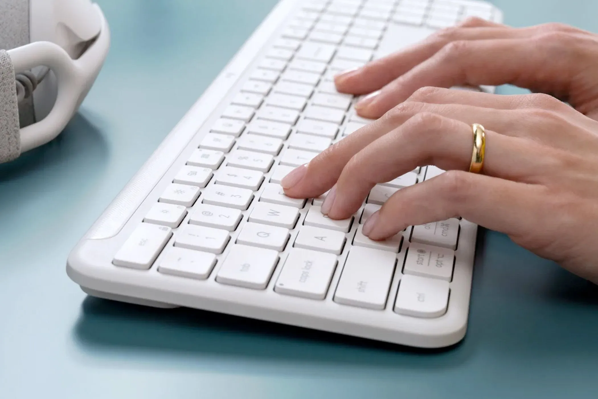 Người dùng đang gõ trên bàn phím để sử dụng phím tắt Alt &gt; H &gt; V &gt; I trong Excel