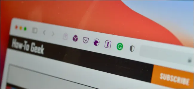 Người dùng Mac đang sử dụng trình duyệt Safari với một số tiện ích mở rộng đã cài đặt, minh họa trải nghiệm người dùng.