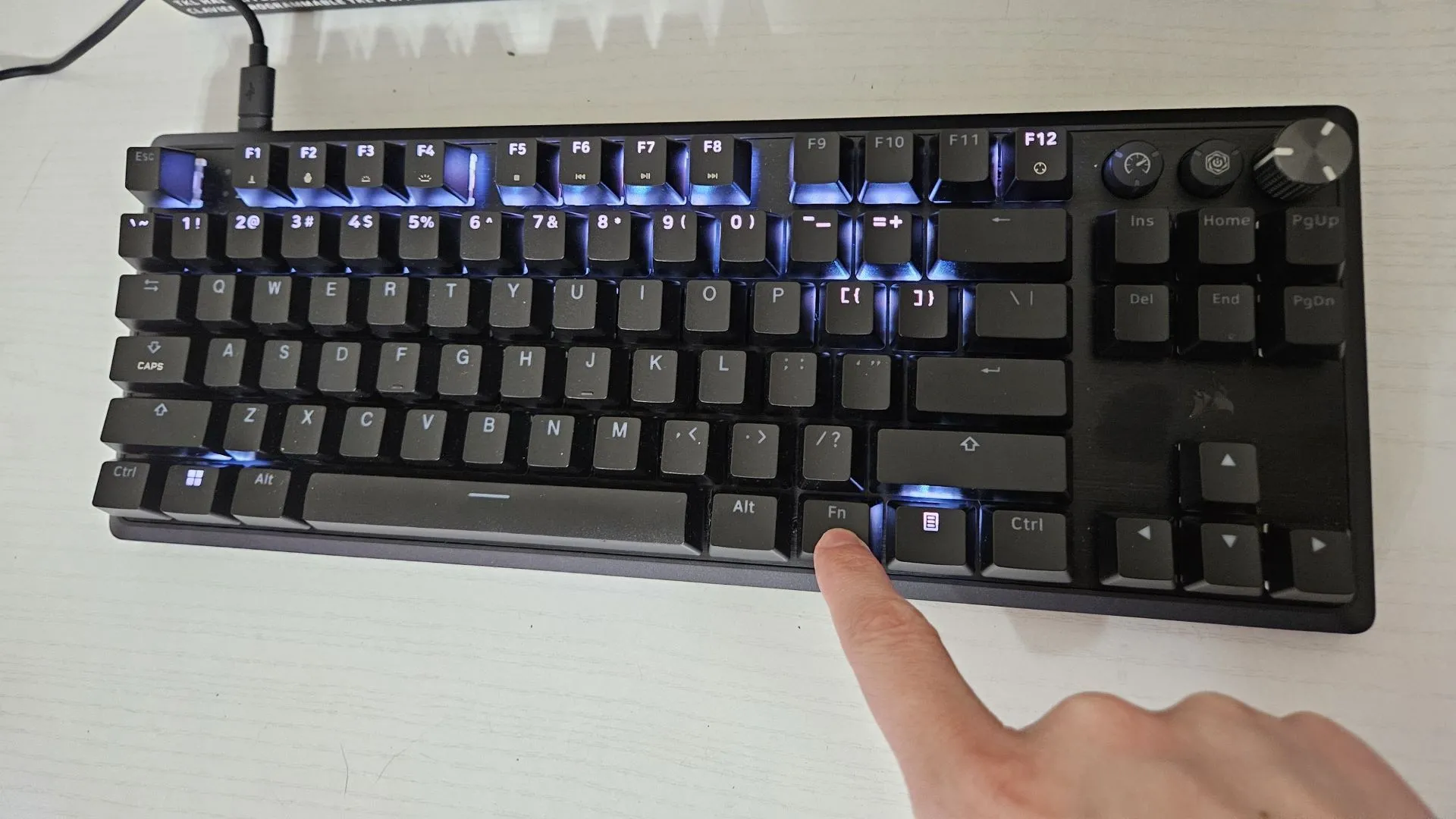 Người dùng nhấn phím FN trên Corsair K70 PRO TKL, kích hoạt các chức năng phụ và tùy chỉnh đèn nền