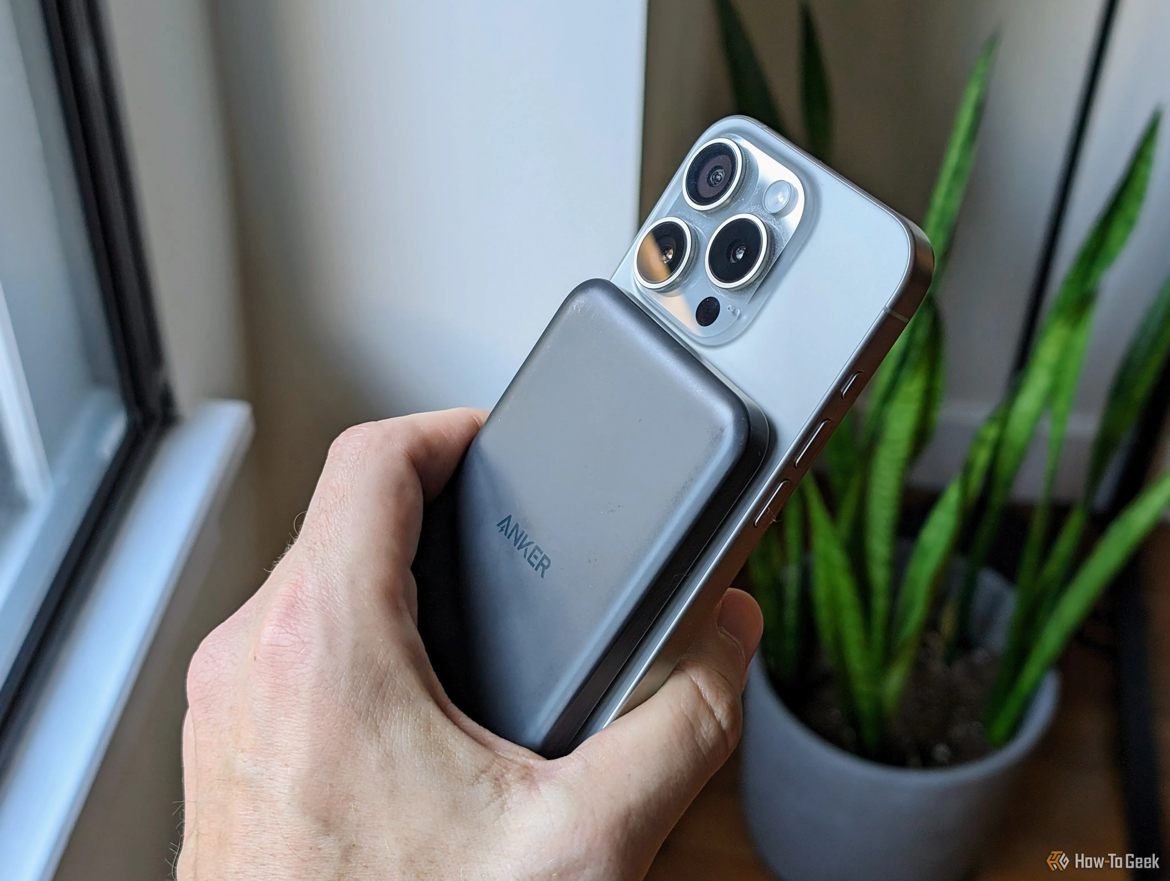 Pin dự phòng Anker MagSafe gắn từ tính vào mặt lưng iPhone 15 Pro, minh họa hệ sinh thái phụ kiện sạc không dây Qi2 đa dạng.