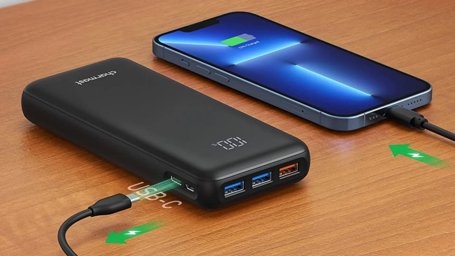 Sạc dự phòng Charmast đang sạc điện thoại trên bàn, minh họa việc sử dụng thực tế của pin dự phòng.