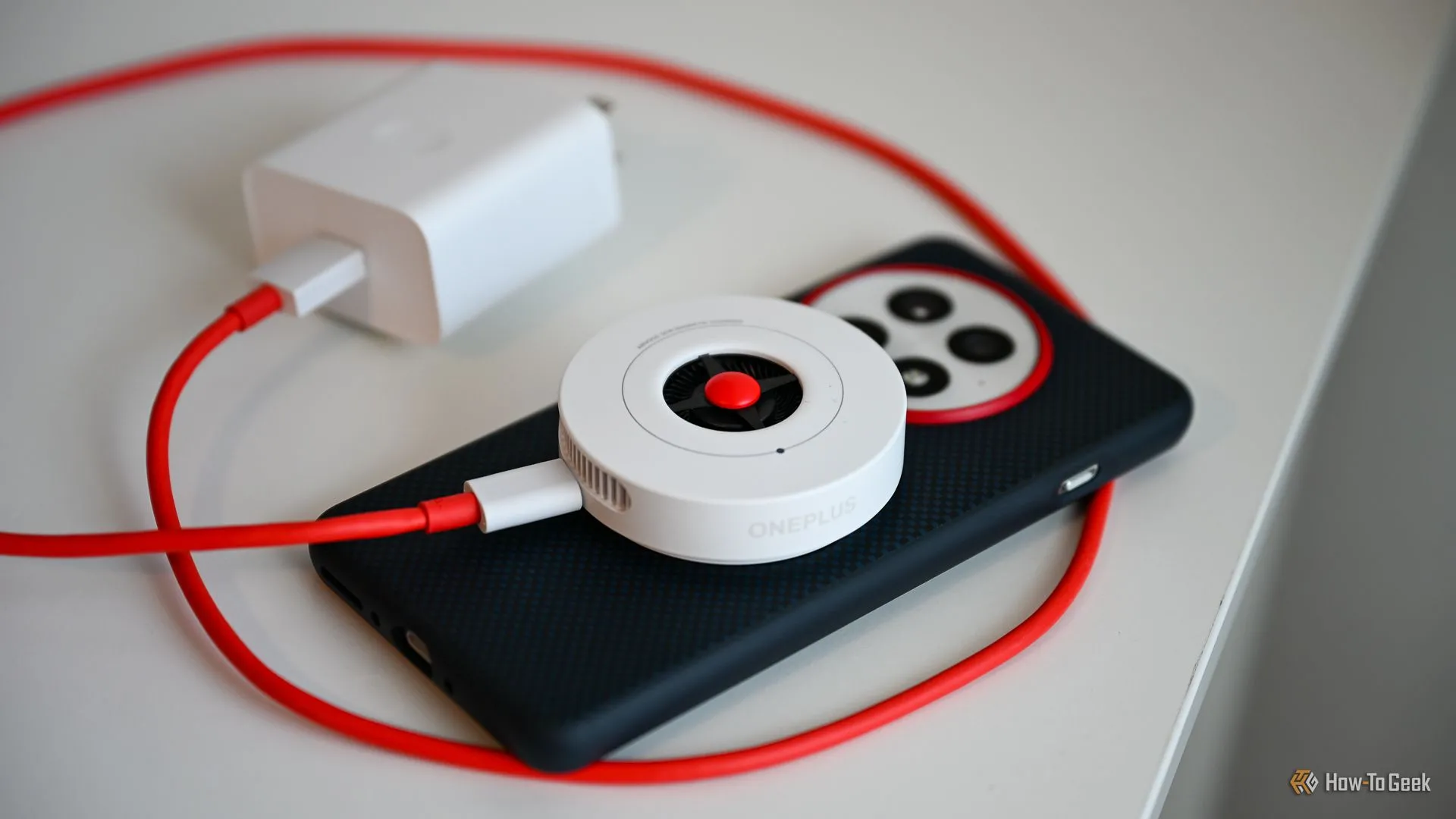 Sạc không dây AIRVOOC gắn vào mặt sau của OnePlus 13