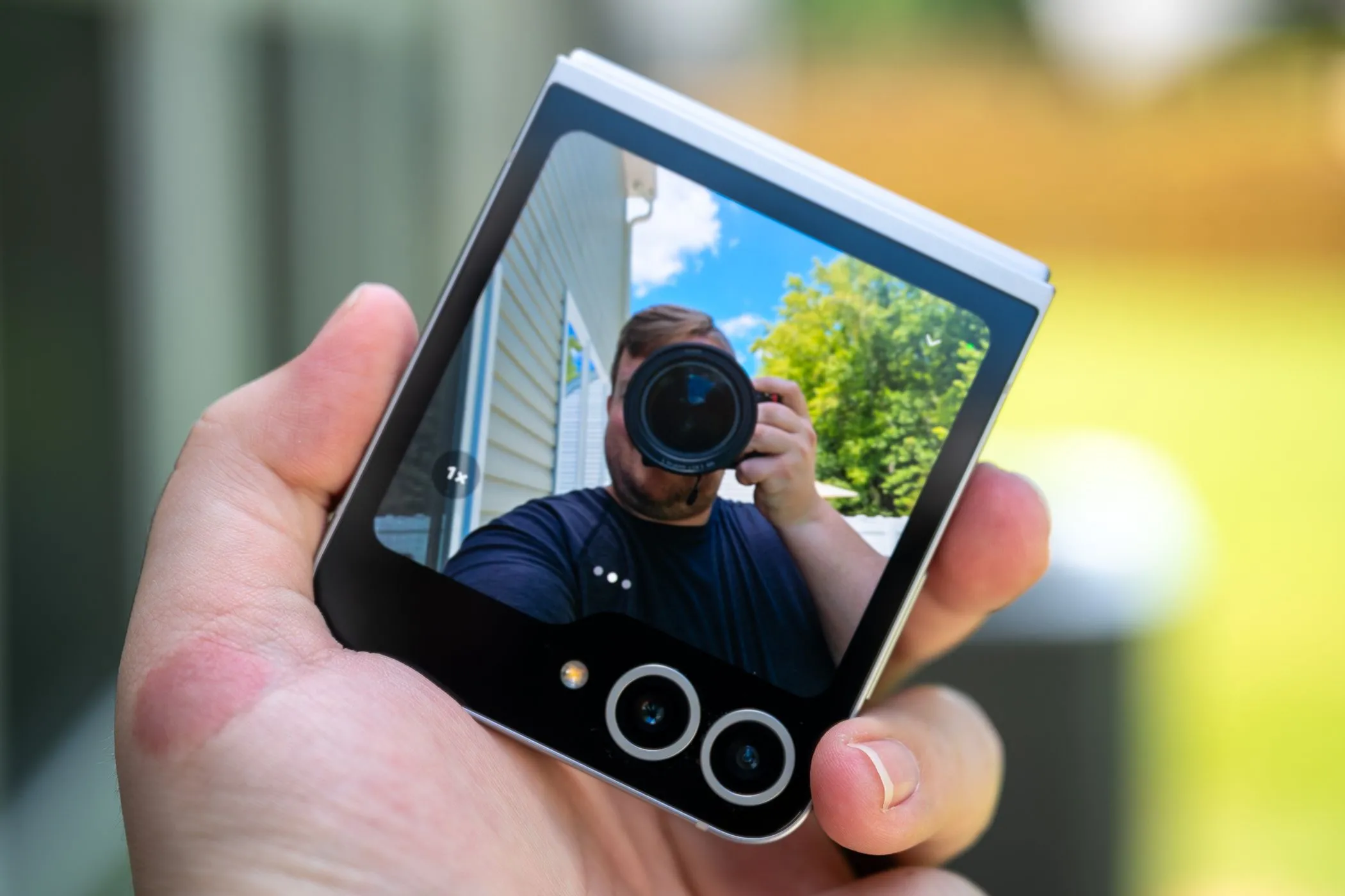 Samsung Galaxy Z Flip 6 gập lại, sử dụng màn hình phụ làm kính ngắm cho camera chính, tối ưu trải nghiệm chụp ảnh linh hoạt.