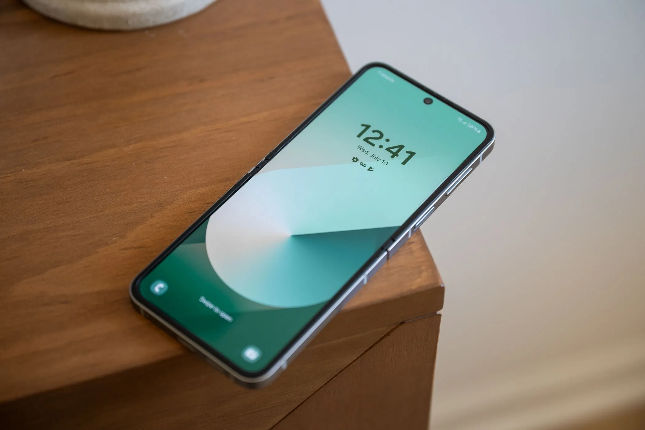 Samsung Galaxy Z Flip 6 mở ra hoàn toàn, hiển thị màn hình khóa chính với giao diện One UI.