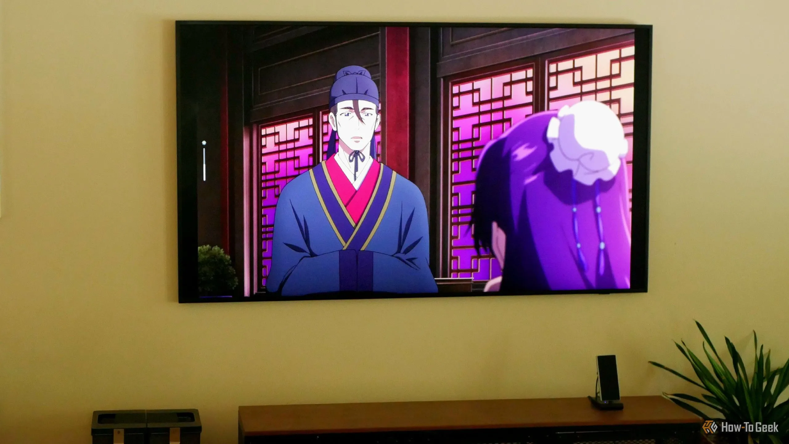 Samsung Galaxy Z Fold 6 kết nối với Samsung Frame TV qua Samsung DeX để xem Netflix, thể hiện khả năng xuất nội dung ra màn hình lớn