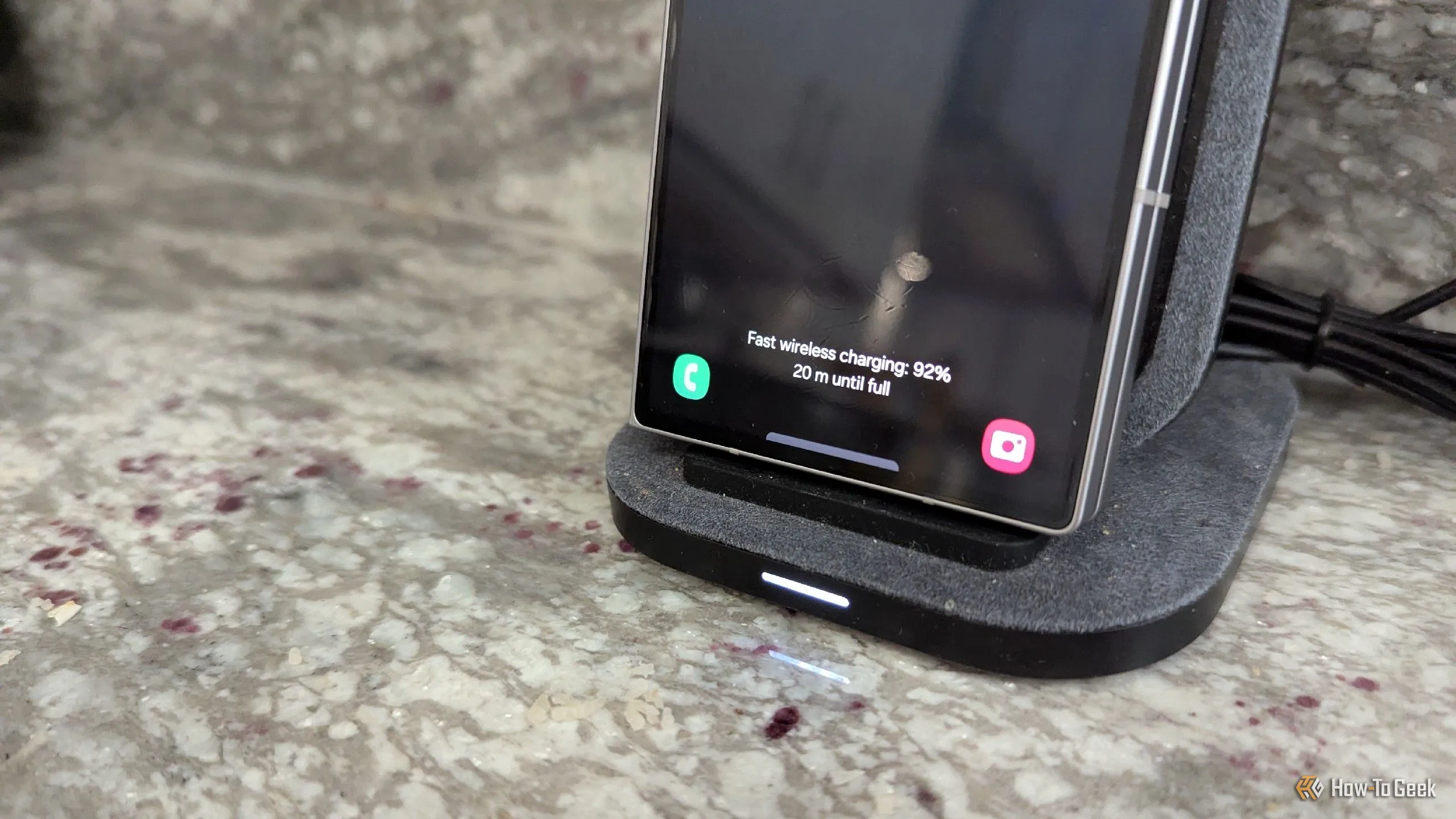 Samsung Galaxy Z Fold 6 trên đế sạc không dây đứng