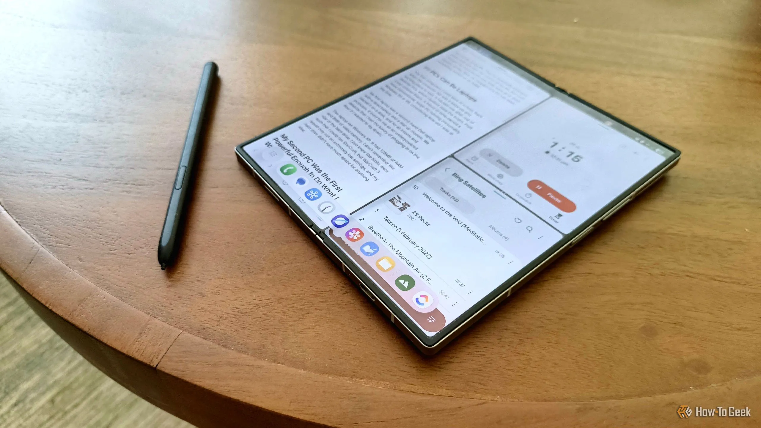 Samsung Galaxy Z Fold 6 và bút S Pen đặt trên bàn cà phê, thể hiện khả năng làm việc như một PC di động và tính linh hoạt của thiết bị.