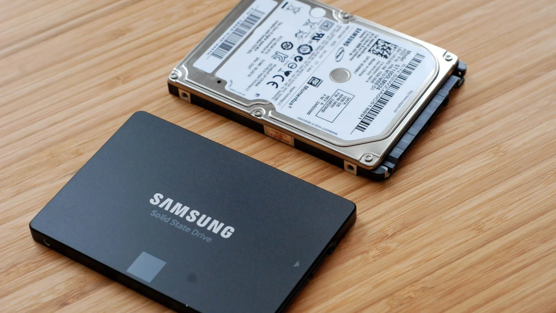 So sánh kích thước giữa ổ cứng thể rắn SSD và ổ cứng cơ HDD, minh họa khả năng tiết kiệm dung lượng khi dùng ứng dụng web.