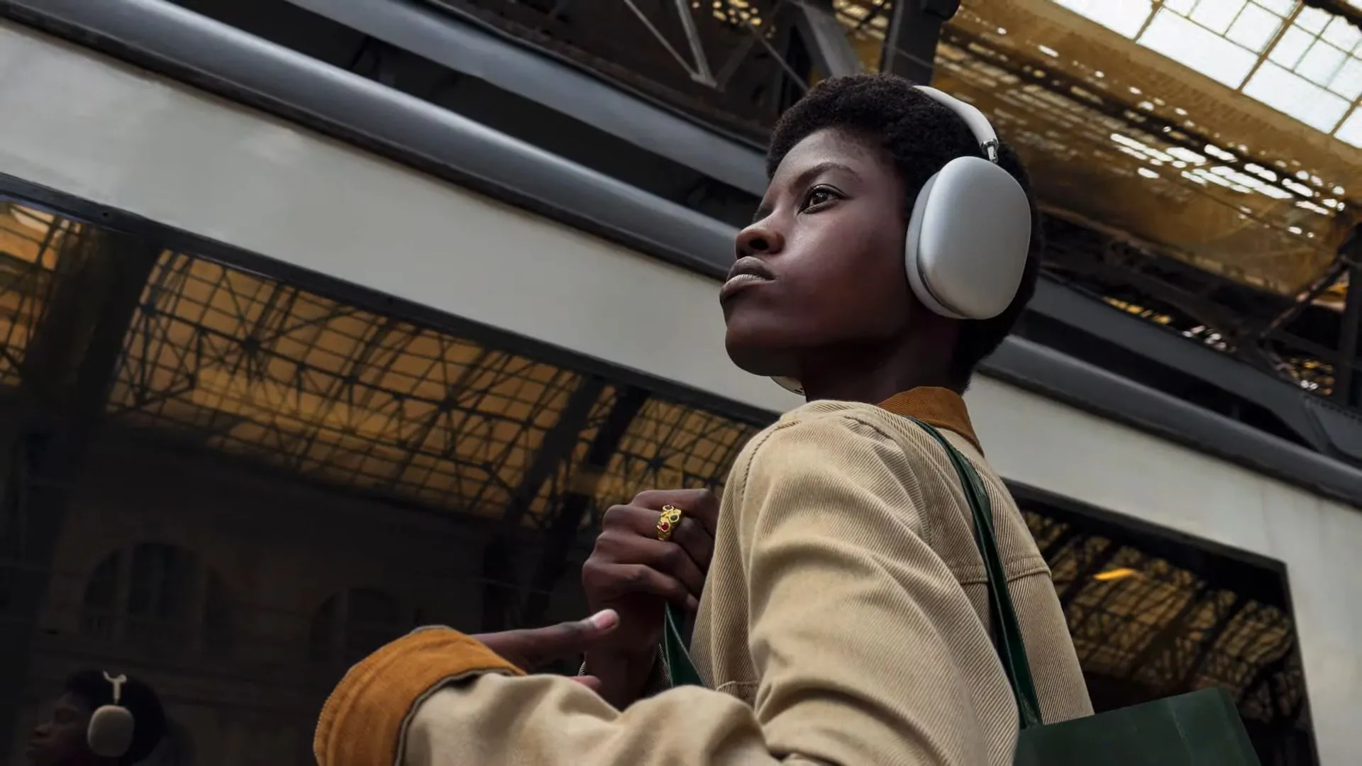 Tai nghe AirPods Max màu xanh da trời, hỗ trợ âm thanh lossless qua USB-C