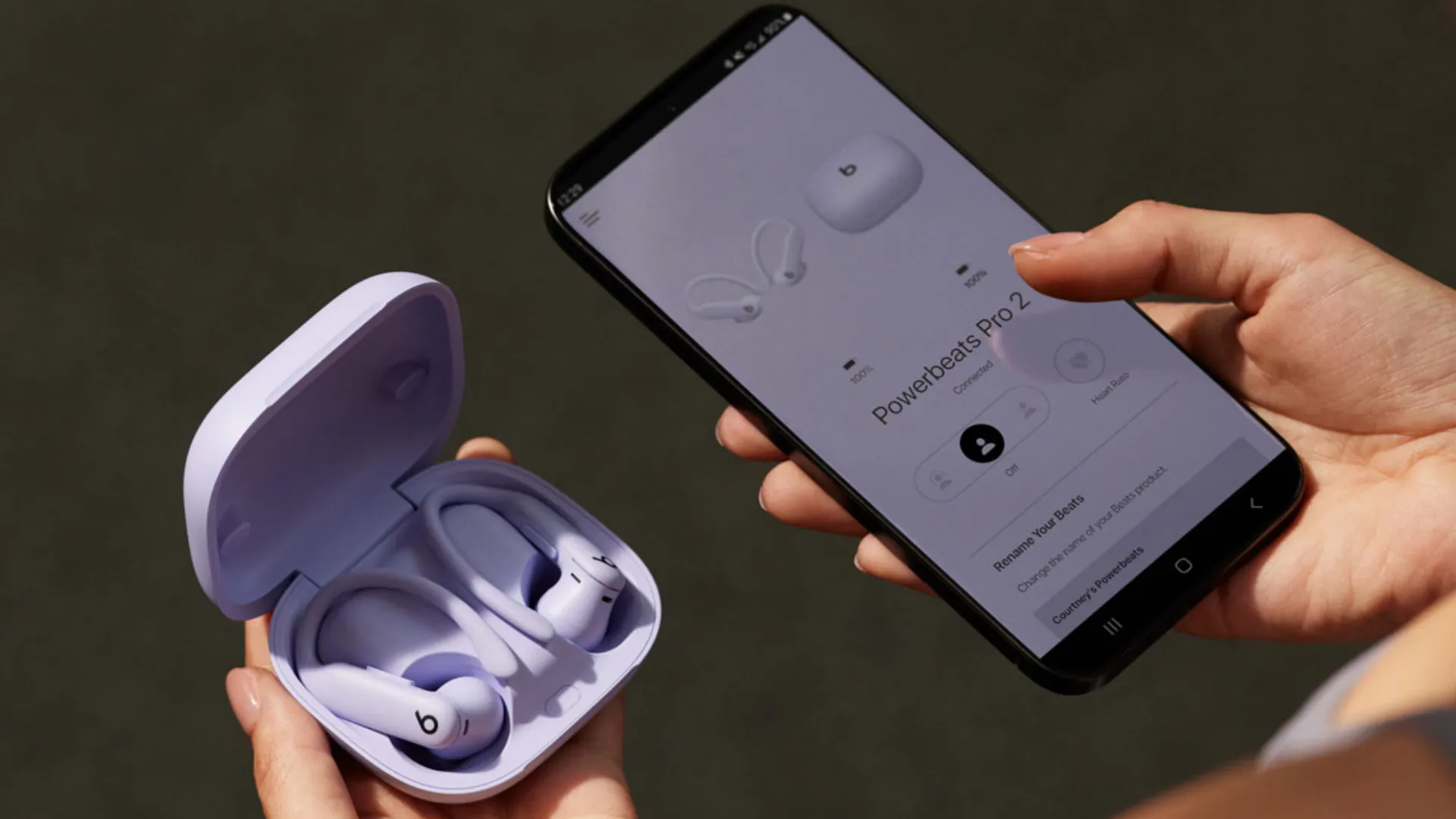 Tai nghe Powerbeats Pro 2 đặt cạnh điện thoại thông minh Android, minh họa khả năng tương thích và thời lượng pin vượt trội