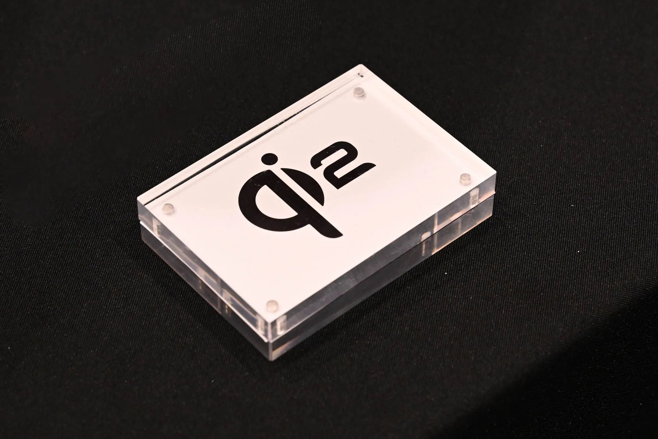 Tấm biển Qi2 tại CES 2024 giới thiệu công nghệ sạc không dây mới có từ tính