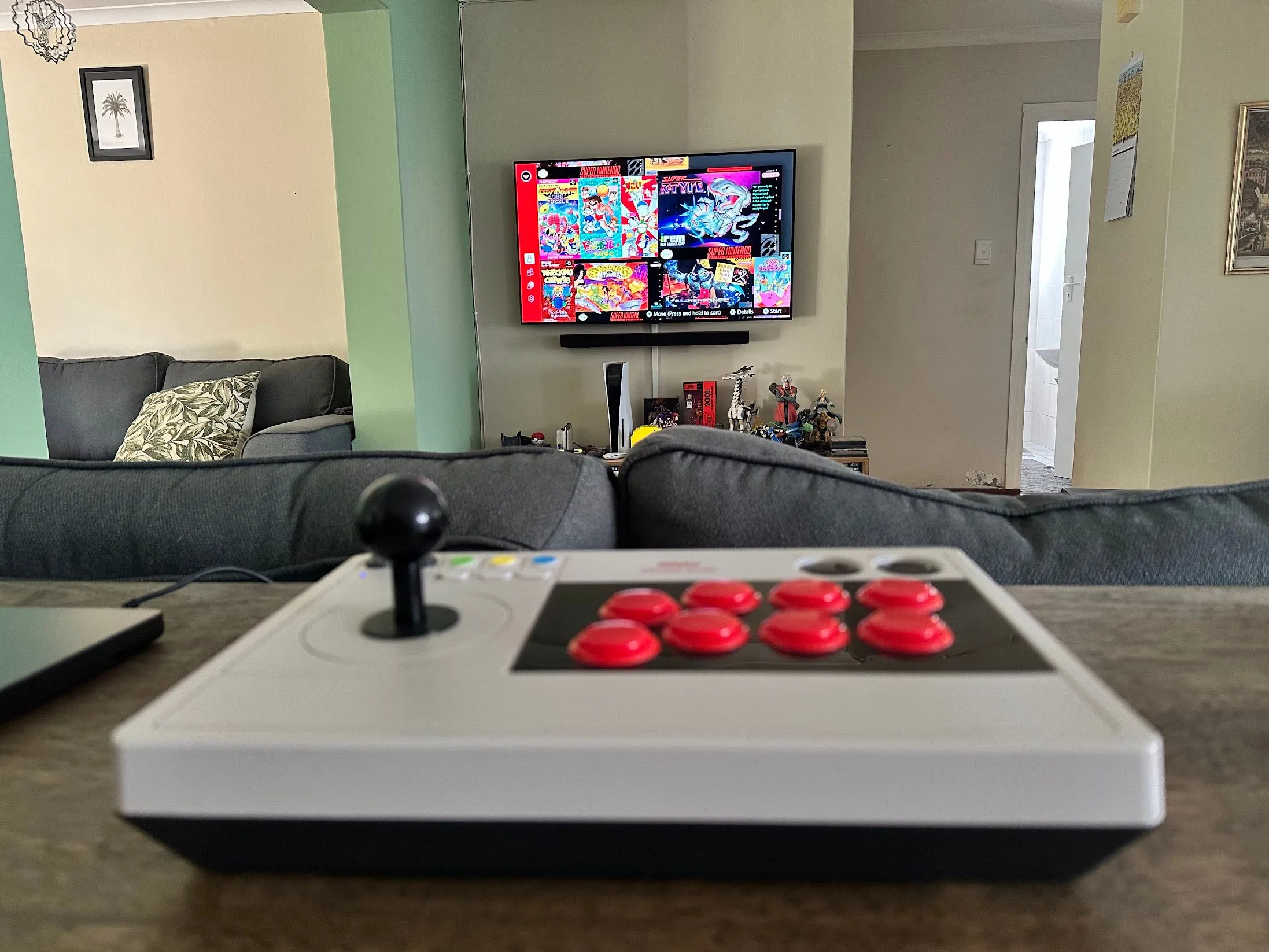 Tay cầm arcade 8bitDo hiện đại kết nối với màn hình hiển thị các tựa game SNES cổ điển, mang lại trải nghiệm game thùng chân thực.