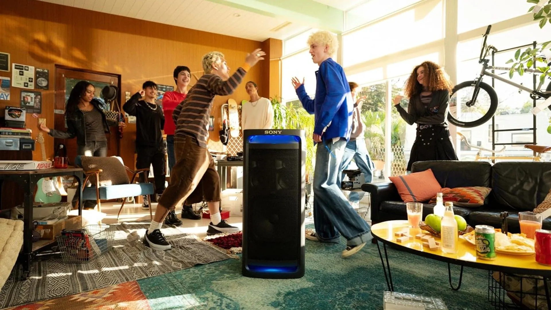 Thanh niên đang tiệc tùng sôi động bên cạnh loa Sony ULT cỡ lớn, thể hiện khả năng khuấy động không khí