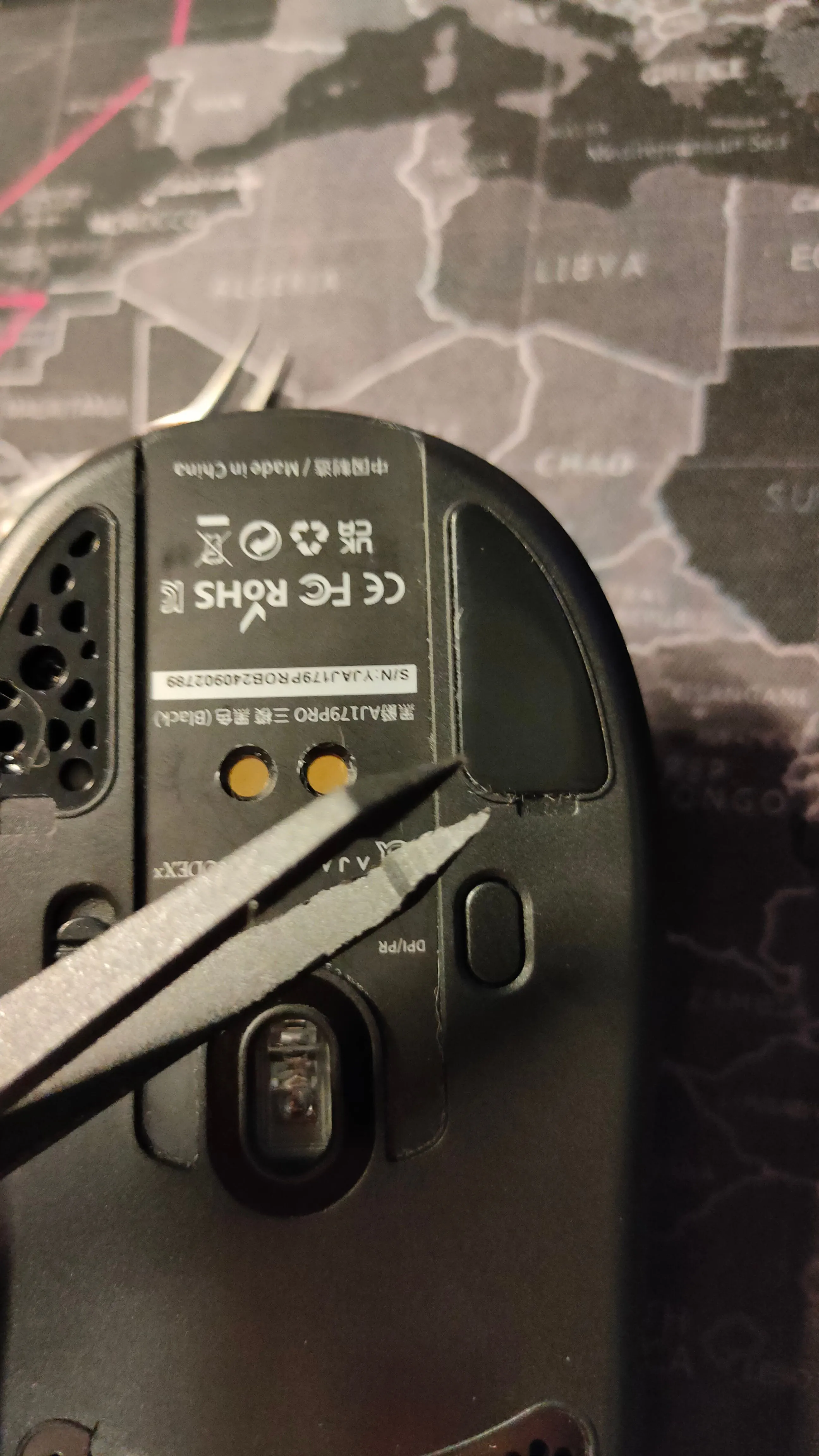 Thao tác gỡ bỏ mouse skates cũ bằng nhíp một cách cẩn thận