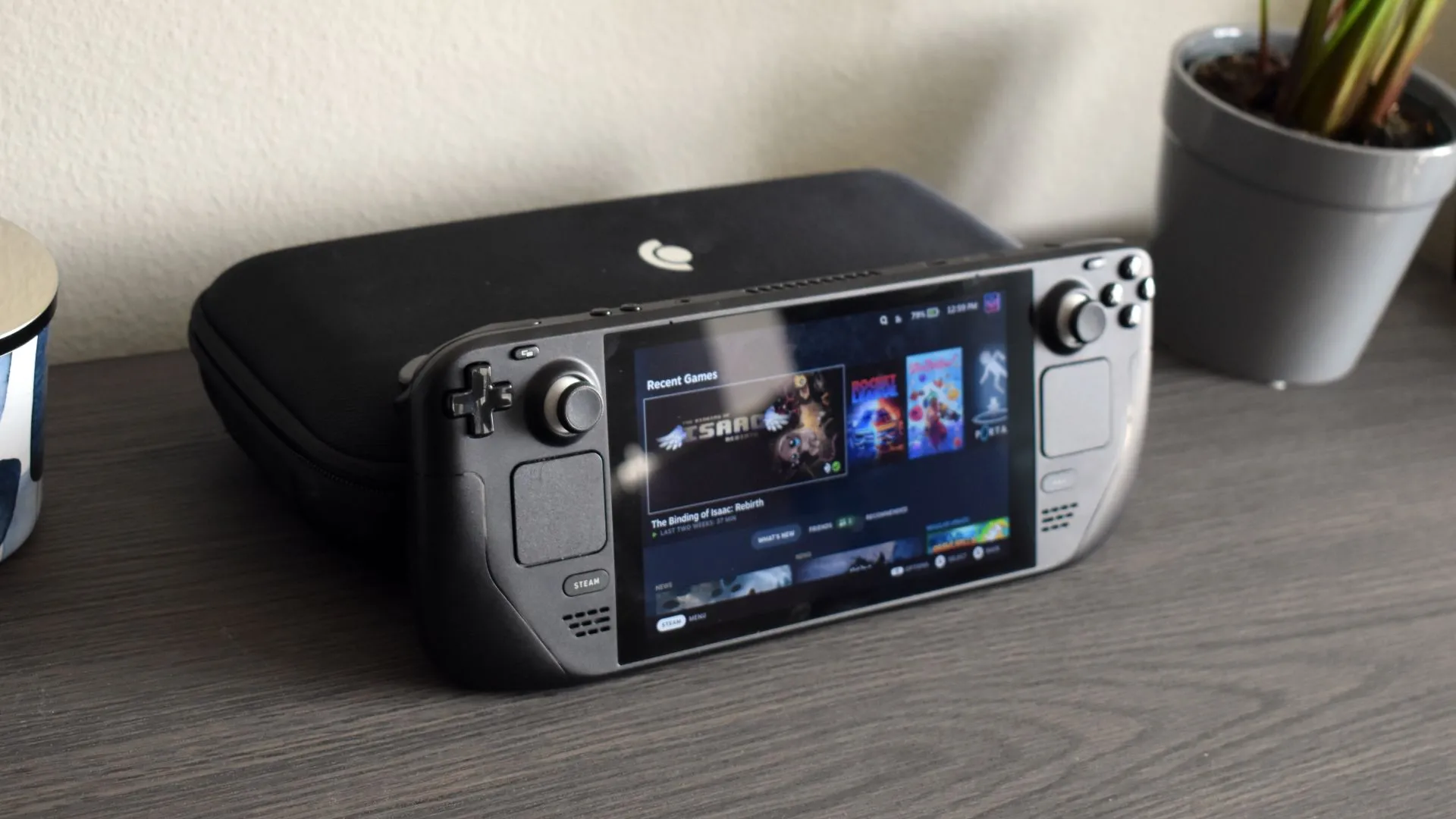 Thiết bị chơi game cầm tay Steam Deck đang hiển thị giao diện người dùng SteamOS