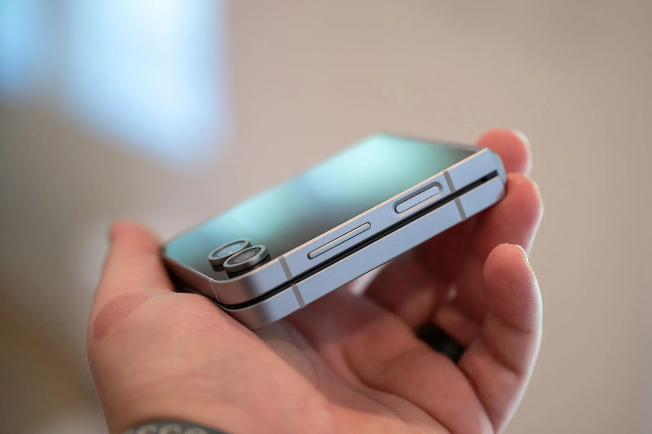 Thiết kế tổng thể và các nút bấm vật lý ở cạnh bên của Samsung Galaxy Z Flip 6.