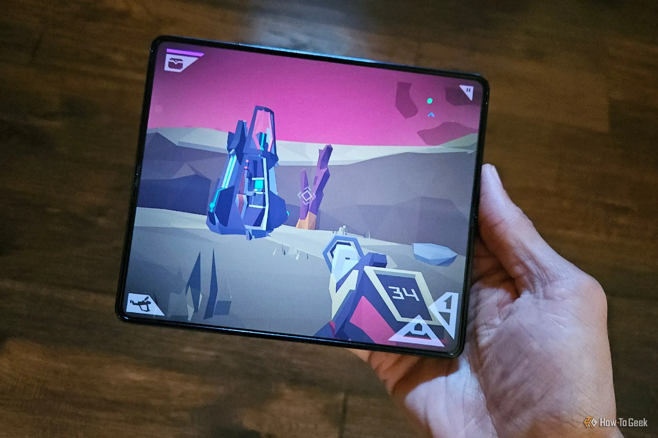 Tựa game Morphite được port lên Android đang chạy trên Samsung Galaxy Z Fold 5, minh chứng game PC thích nghi tốt với di động.