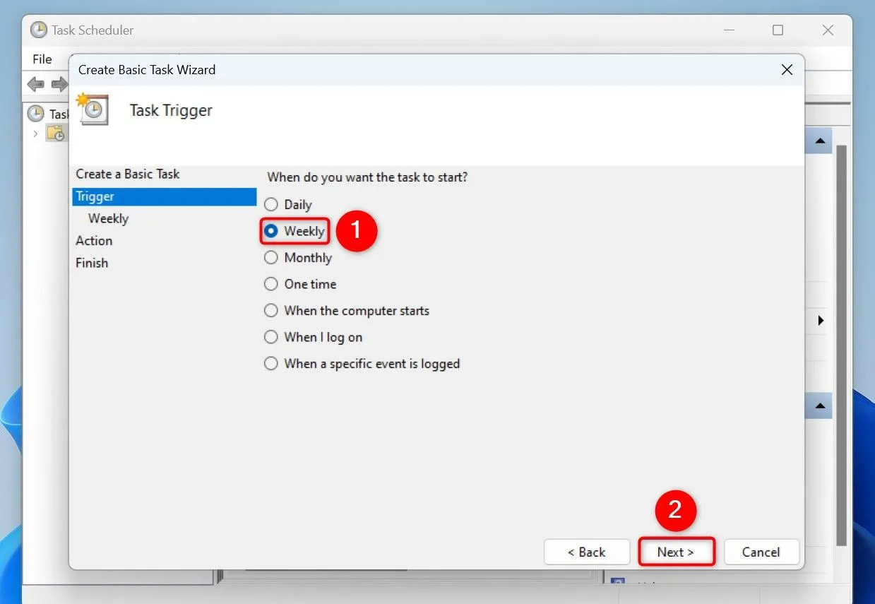 Tùy chọn tần suất thực hiện tác vụ &quot;Weekly&quot; (Hàng tuần) được chọn trong Task Scheduler