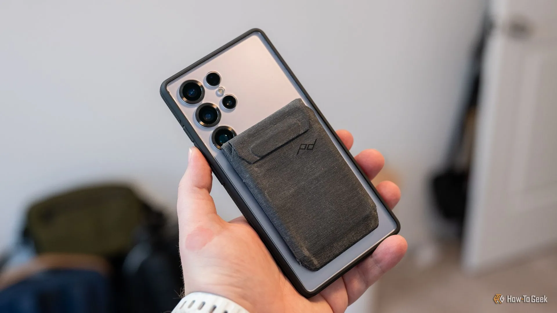 Ví Peak Design Mobile gắn trên ốp lưng dbrand Ghost 2.0 cho Galaxy S25 Ultra, cho thấy vấn đề che camera