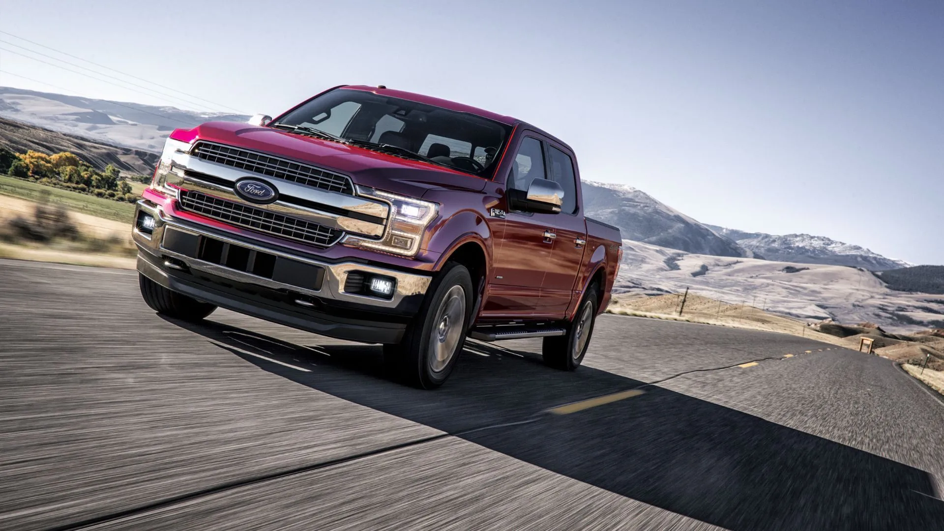 Xe bán tải Ford F-150 màu bạc đang di chuyển, liên quan đến vụ kiện về hộp số 10 cấp bị lỗi